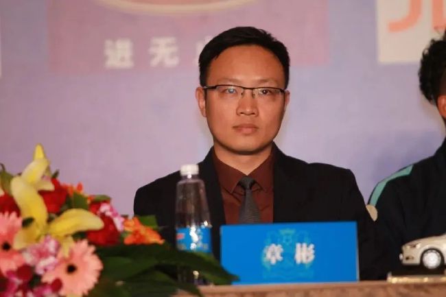美女解开胸罩
